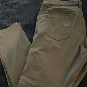 Men’s Lululemon ABC Chino pant: straight fit